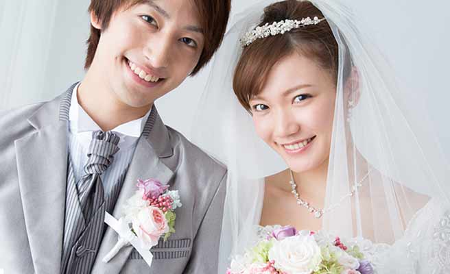 胸に花を挿した新郎とブーケを持つ花嫁