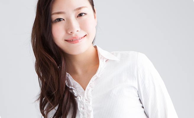 年相応のファッションの大人の女性