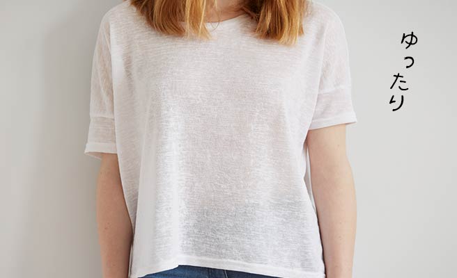 ゆったりTシャツを着た女性