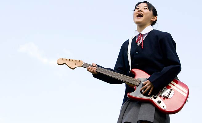 ギターを弾く女学生