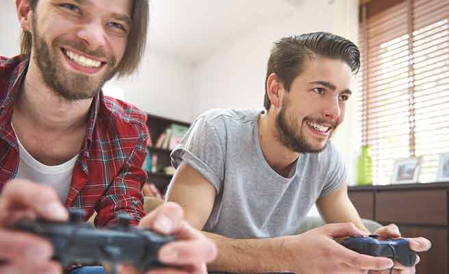 テレビゲームする男性二人