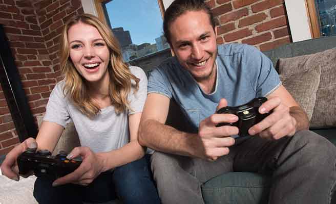 男女カップルが一緒にゲームをしている