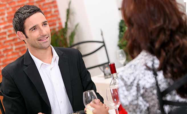 レストランでワインを飲む男女