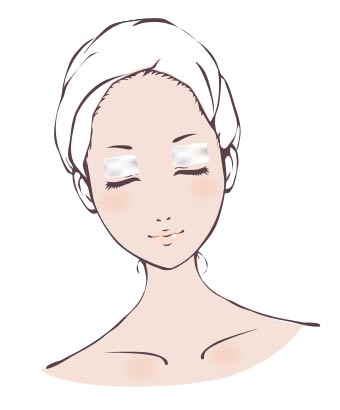 瞼の上にコットンを置く女性