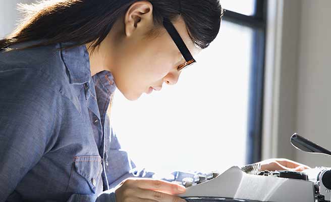 眼鏡を掛けた女性が読書している
