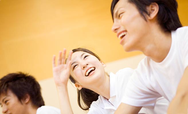男性と笑顔で会話する女性
