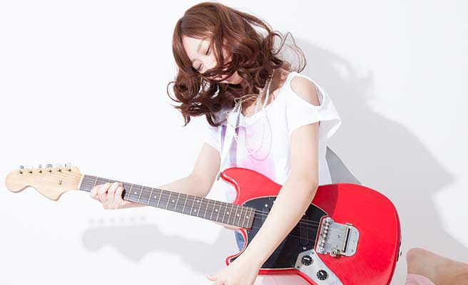 ギターを弾く女性