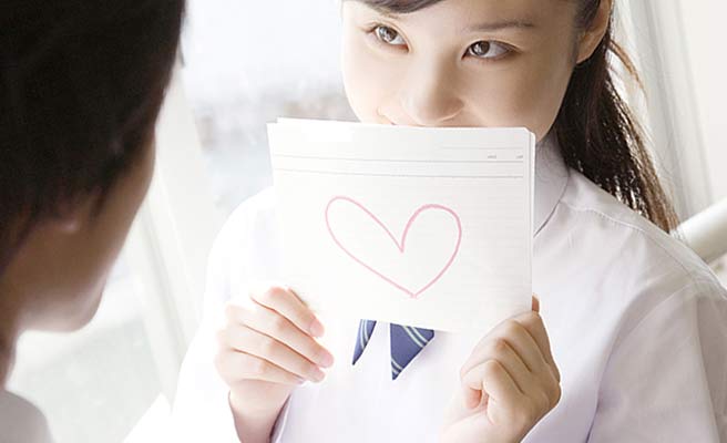 女学生がラブレターを渡す