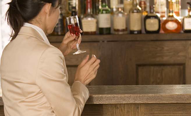 バーで一人グラスを傾ける女性
