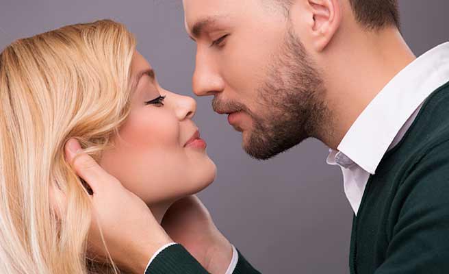 若い女性に顔を近づける男性