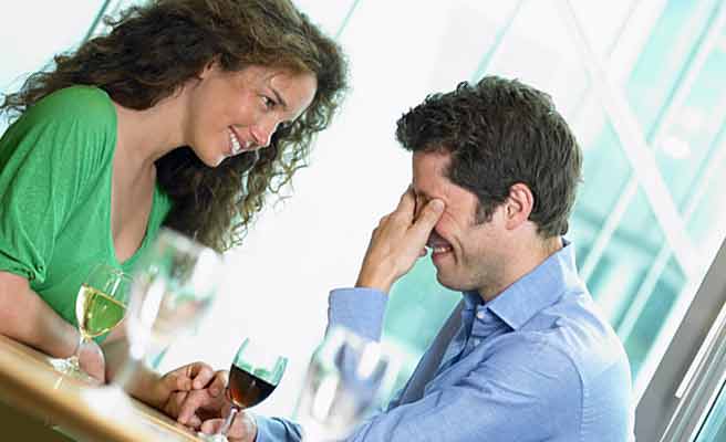 目頭を押さえる男性と彼を慰める女性