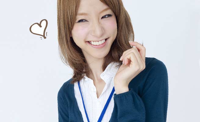 笑顔で接する女性