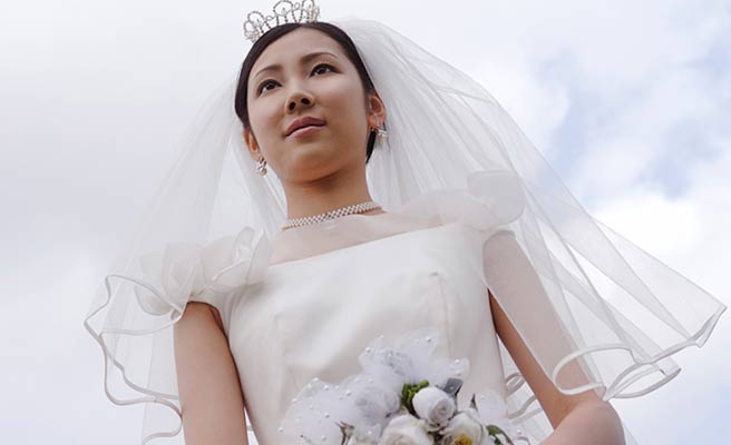 空を背景に花嫁衣裳の女性