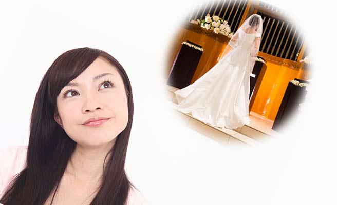 結婚式を思い浮かべる女性