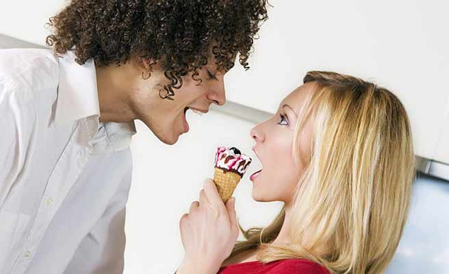 女性の食べるアイスを自分も食べようとする男