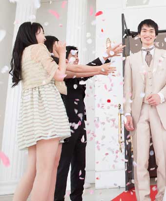 結婚式に出て祝福する