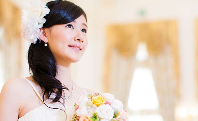 花嫁が胸に花束を抱える