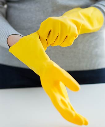 ゴム手袋を手に付ける女性