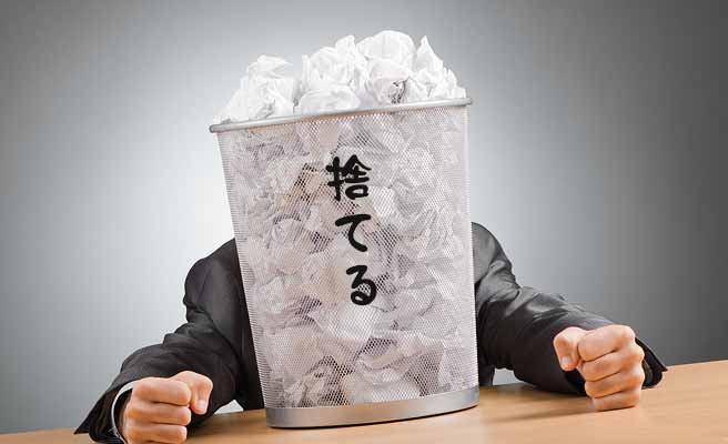 ゴミ箱に大量のゴミを詰めてる男性
