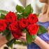 花のプレゼントを彼女に贈る意味