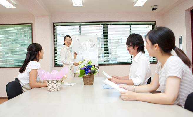 文化教室に参加する女性