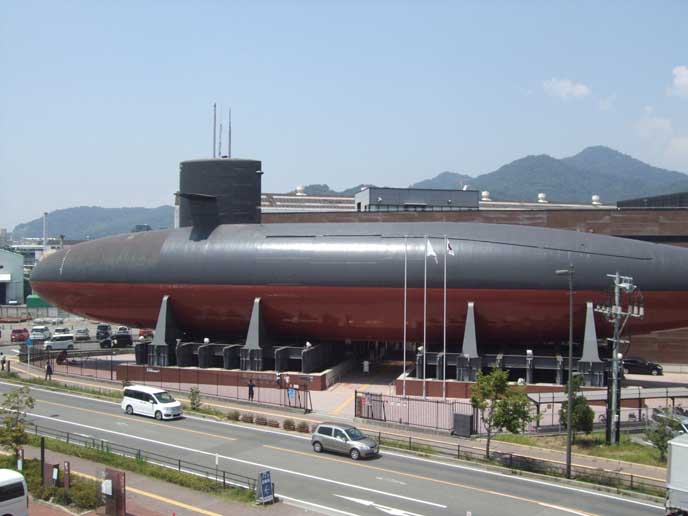 かなりの存在感を放っている潜水艦。海上自衛隊の資料館になっている「てつのくじら館」