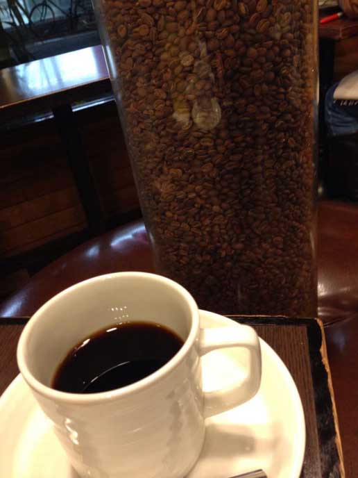 店内の透明の柱の中には、コーヒー豆が詰まっている