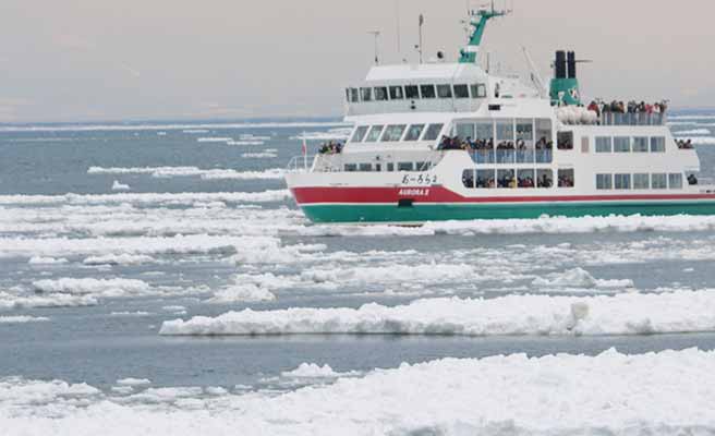 流氷の海を進む砕氷船