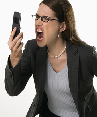 携帯電話に向かってヒステリックに叫ぶ女性