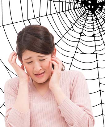 蜘蛛の糸に絡まう女性
