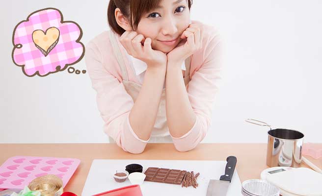 バレンタインのチョコを手作りしてる女性