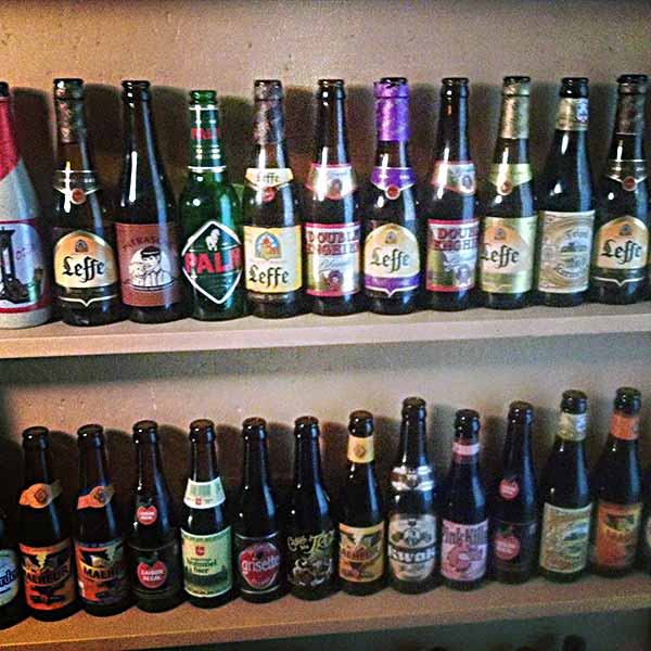 おしゃれなビール瓶が並んでいます