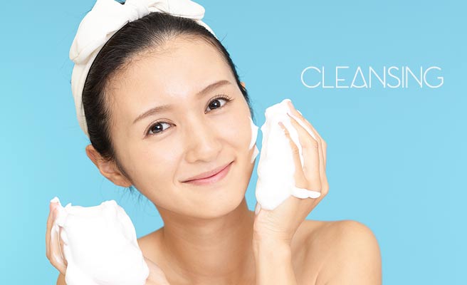 クレンジング剤で洗顔する女性