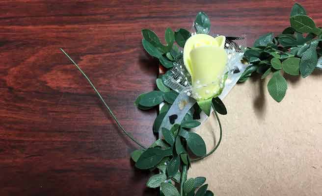 造花をツタのワイヤーに絡ませる