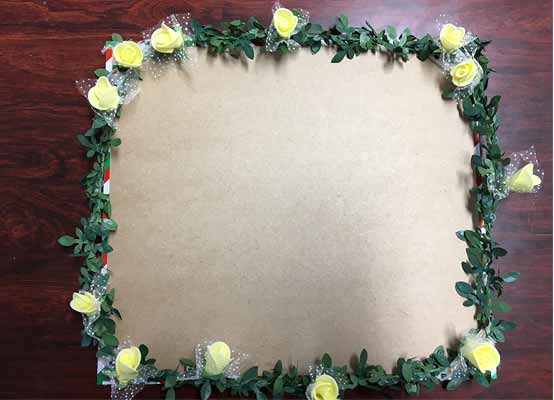 造花と蔦の輪を完成