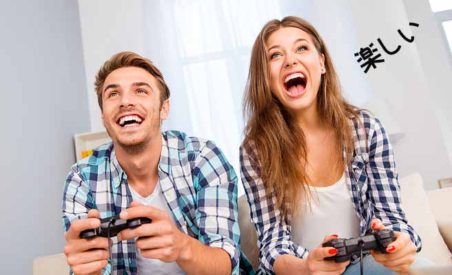 一緒にゲームをして盛り上がるカップル