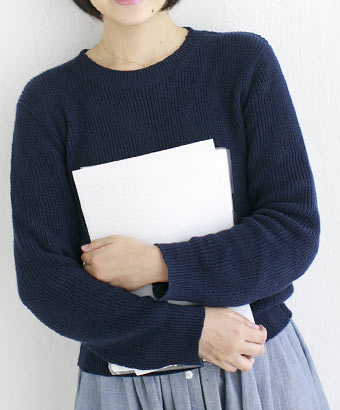 ノートを抱える女子学生