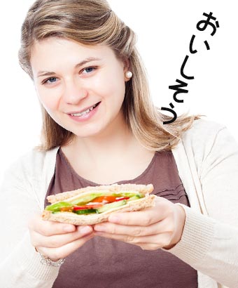 サンドイッチを持って笑顔の女性