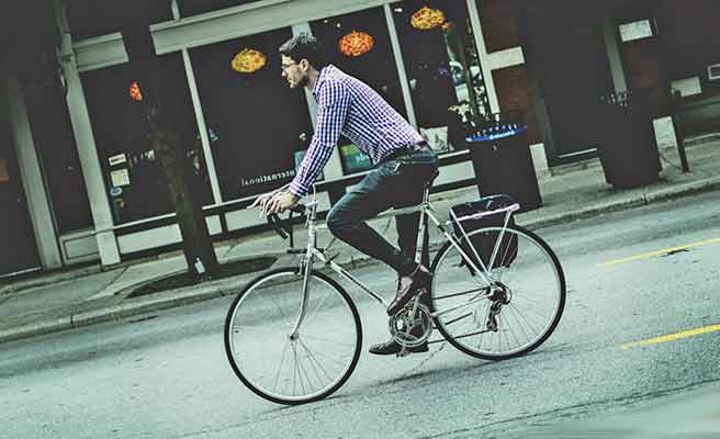 自転車通勤する男性