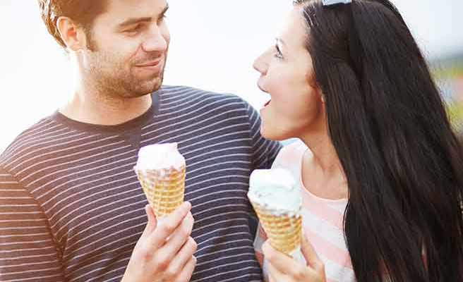 一緒にソフトクリームを食べるカップル