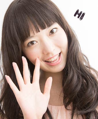 手を挙げて挨拶する女性
