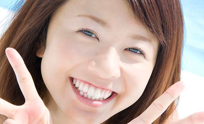 心の笑顔を周りに振りまく女性
