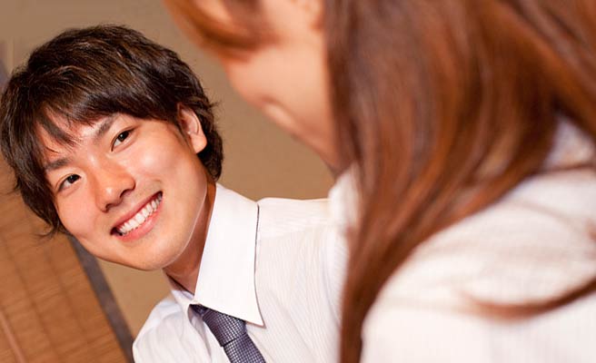 飲み会で女性を見つめる男性