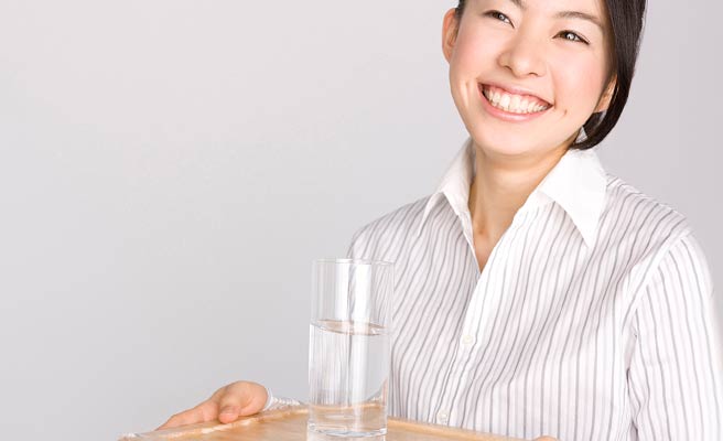 笑顔で水を運ぶ女性