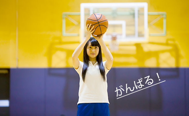 バスケットボールを持つ女の子