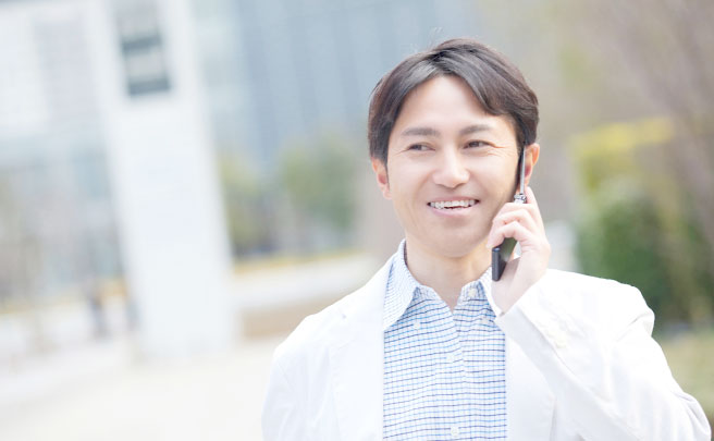 連絡をとる男の人