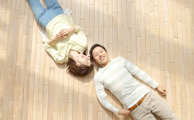 床で横になった男女二人
