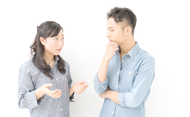 話し合うカップル