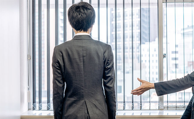 会社で1人外を見てる協調性がない男性