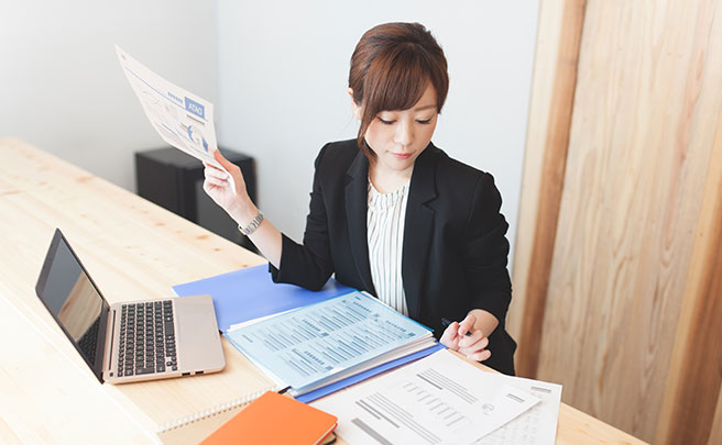 仕事の資料を確認している女性
